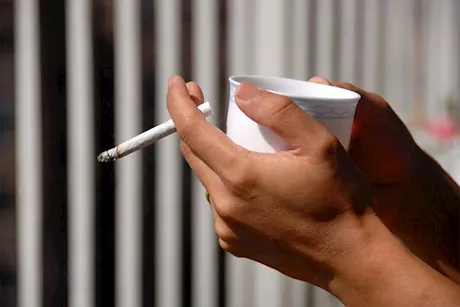 شرب الشاي مع التدخين- عادة قد تصيبك بـ8 أمراض قاتلة 