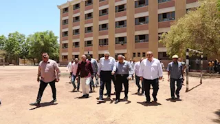 محافظ أسوان يتفقد تجهيزات مقار لجان انتخابات الشيوخ - صور