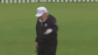 فيديو غريب| الذباب يلتف حول ترامب وحده خلال افتتاح ملعبه الجديد للجولف