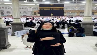 6 صور لزوجة محمد النني الثانية من أمام الكعبة