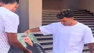 10 صور لمشجع أهلاوي يهدي زيزو وأفشة هدايا تذكارية