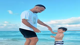 5 صور لأفشة وابنه على البحر ونجل أبو تريكة يعلق