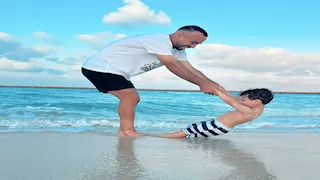 6 صور من استمتاع قفشة بإجازته الصيفية على الشاطئ رفقة نجله