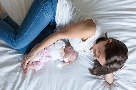 كيف يؤثر الحرمان من النوم على الأم الجديدة.. إليك أضراره