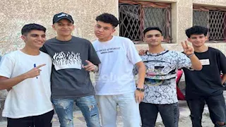 بعلامة النصر.. فرحة طلاب الثانوية في بورسعيد بسهولة الكيمياء والجغرافيا - صور