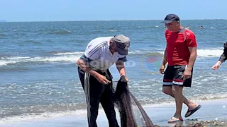 الأمل في الشبك.. صيادو الضهرة ببورسعيد يطاردون الرزق وسط الأمواج- فيديو وصور