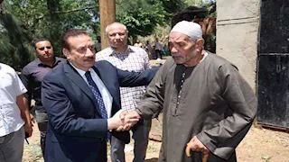 تعيين زوجته وإصلاح التوك توك.. محافظ المنوفية يواسي أسرة ضحية الطقس السيئ