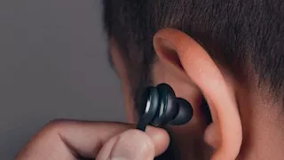 استخراج سماعة من أذن طالب ثانوية عامة بعد خروجه من الامتحان بسوهاج