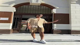 10 صور لمصطفى محمد مع زوجته ووالدته خلال عطلته الصيفية