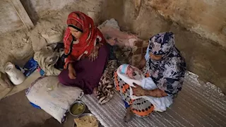 "كل يوم أخشى أن أفقد طفلي": معاناة الفتيات مع الإجهاض في مخيمات تعز