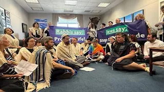 طالبوا بفك الحصار عن غزة.. أمريكا تعتقل عشرات الحاخامات اليهود 