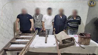 حُفرة تحت الأرض تكشف جريمة تنقيب عن الآثار داخل ورشة بالقاهرة