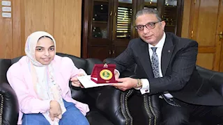 مي طاهر تتحدى الإعاقة واليُتم وتتفوق في الثانوية العامة.. ومحافظ الفيوم يكرمها 