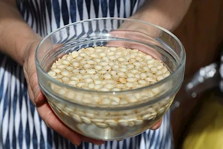 لماذا ينصح الأطباء بشرب ماء بذور اليقطين صباحًا؟