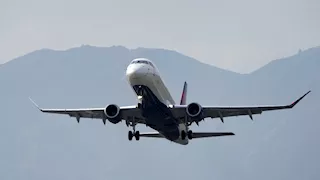 بسبب رفض النساء الصمت.. شجار عنيف بالأيدي على متن طائرة |فيديو