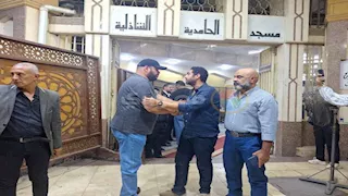 بالصور.. محمد ممدوح وإدوارد يصلان عزاء شقيق المخرج خالد جلال