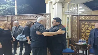 بالصور.. أشرف زكي وأحمد فتحي في عزاء شقيق المخرج خالد جلال 