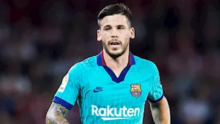 "بسبب كلب".. نقل لاعب برشلونة السابق إلى المستشفى