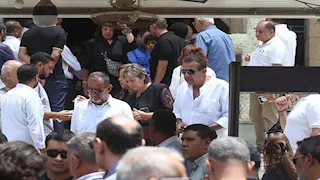 بالصور| أسامة منير وبشرى يشاركان في تشييع جنازة لطفي لبيب