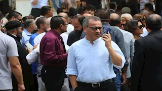 بالصور| نجوم الفن يشيّعون جثمان لطفي لبيب من كنيسة مارمرقس