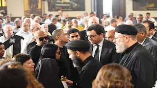 صور.. وزير الثقافة يشارك في جنازة الفنان لطفي لبيب