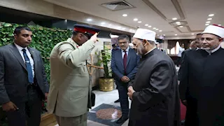 صورة.. رئيس الأركان الباكستاني يؤدي التحية العسكرية لشيخ الأزهر