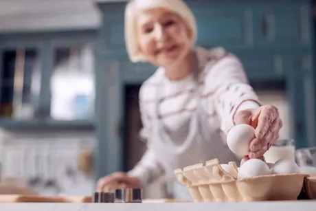 لكبار السن- تناول البيض مرتين أسبوعيًا يقي من هذين المرضين