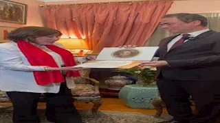 "الوطنية للإعلام" تمنح الفنانة لبنى عبدالعزيز وسام ماسبيرو للإبداع