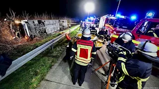 إصابة 20 شخصا في انقلاب حافلة في ألمانيا