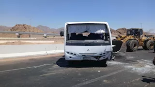 ‬خروج العاملين المصابين في حادث انقلاب ميكروباص بشرم الشيخ