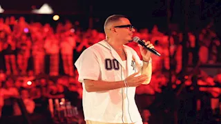 بالصور.. عمرو دياب يشعل الساحل الشمالي بأول حفل بعد "ابتدينا" بحضور جنا وعبدالله