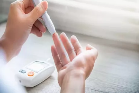 ظاهرة الفجر وارتفاع سكر الدم.. الأسباب والحلول الممكنة