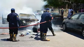 تفحمت بالكامل.. السيطرة على حريق "تاكسي" ببورفؤاد (صور)