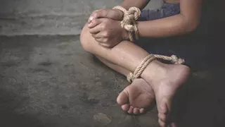 قيده وحرمه من الطعام حتى الموت.. مقتل طفل على يد والده في الفيوم