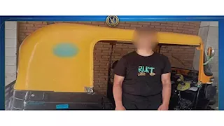 توك توك يسير عكس الاتجاه في قلب الطريق السريع بالمنوفية.. والداخلية تتحرك