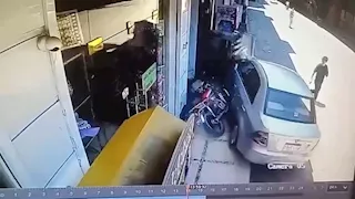 فقدت السيطرة.. سيدة تقتحم بسيارتها محلًا تجاريًا في أسيوط (صور)