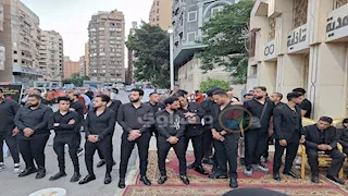 بالصور.. مصطفى كامل والليثي يستقبلان المعزين في وفاة أحمد عامر