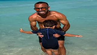 7 صور لمحمد مجدي أفشة في المصيف مع ابنه
