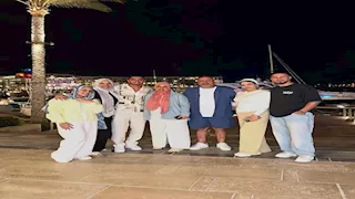 6 صور لكريم الدبيس وعائلته مع نجوم الأهلي في المصيف