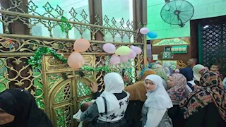 بالونات في حضرة السلطان.. مشهد غير مألوف بمولد الفرغل (فيديو وصور)