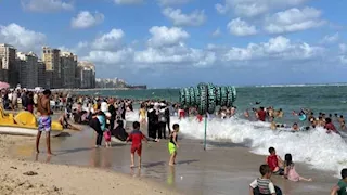 زحام بالإسكندرية.. الشواطئ ترفع "كامل العدد" هربًا من حرارة أغسطس (صور)