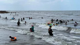 رغم الغيوم.. إقبال كثيف على شواطئ بورسعيد في عطلة الجمعة (صور)