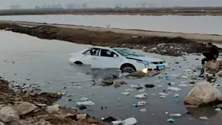 بالصور- سقوط سيارة في مياه ملاحة بورفؤاد ببورسعيد