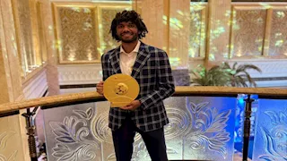 "يلعب الدارتس".. زوجة محمد النني تشارك متابعيها 5 صور له 