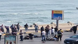 الميكروباص دهس المارة وانقلب.. جثتان و7 مصابين حصيلة حادث كورنيش الإسكندرية- صور