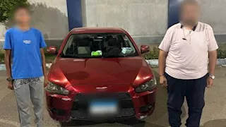 أب يجبر ابنه على الركوب داخل حقيبة السيارة لتأديبه بالشرقية