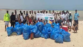 صور.. حملة نظافة موسعة بشواطئ جزيرة أبو منقار