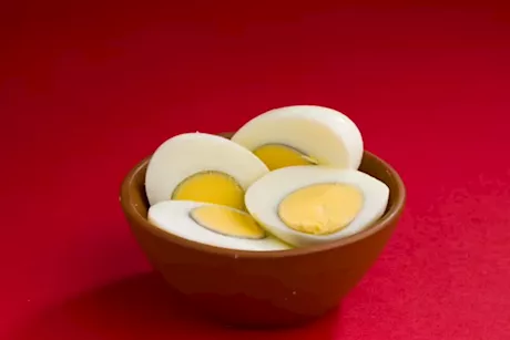 ماذا يحدث للكوليسترول عند تناول البيض المسلوق يوميًا؟