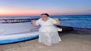 "إزاي خسيتي؟!".. إلهام شاهين تثير الجدل بوزن نحيف في الساحل