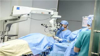 ظهور "البقع" أمام العين.. ظاهرة طبيعية أم مؤشر لمشكلة خطيرة؟